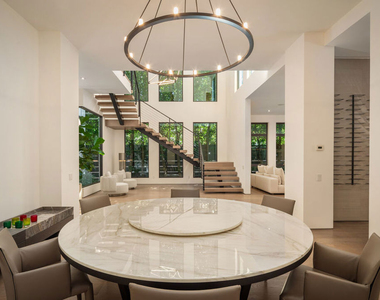 333 N Croft Avenue - Photo Thumbnail 5