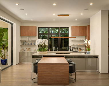 333 N Croft Avenue - Photo Thumbnail 3