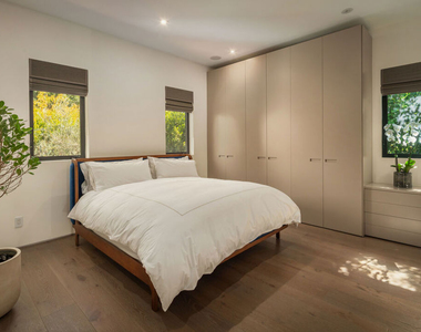 333 N Croft Avenue - Photo Thumbnail 10