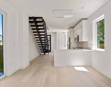 2609 Davis Ln - Photo Thumbnail 10