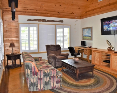 412 Pecan Street - Photo Thumbnail 6