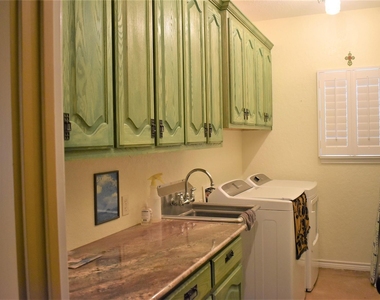 412 Pecan Street - Photo Thumbnail 12