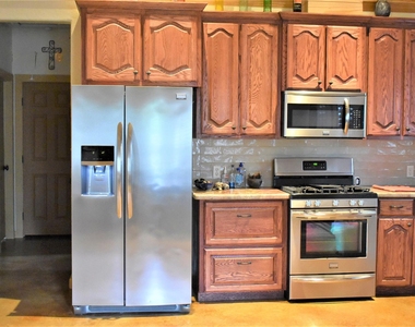 412 Pecan Street - Photo Thumbnail 10