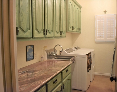 412 Pecan Street - Photo Thumbnail 11
