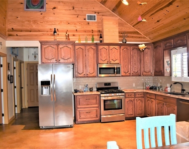 412 Pecan Street - Photo Thumbnail 9