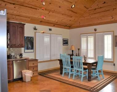 412 Pecan Street - Photo Thumbnail 28