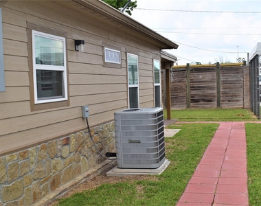 412 Pecan Street - Photo Thumbnail 4