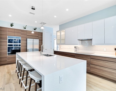 2515 Royal Palm Court - Photo Thumbnail 10