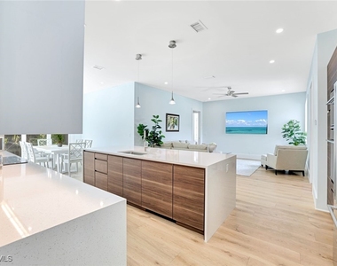 2515 Royal Palm Court - Photo Thumbnail 7