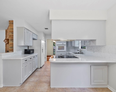 17406 Bobcat Trail - Photo Thumbnail 5