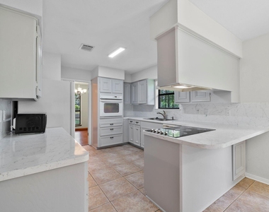 17406 Bobcat Trail - Photo Thumbnail 6