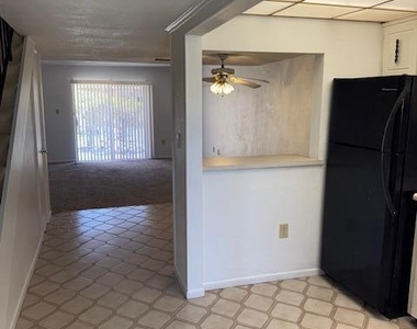 2511 Country Club Drive - Photo Thumbnail 3