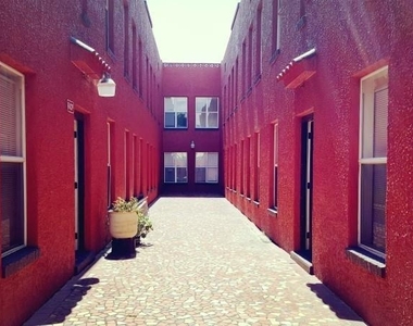 111 S Newport Avenue - Photo Thumbnail 2