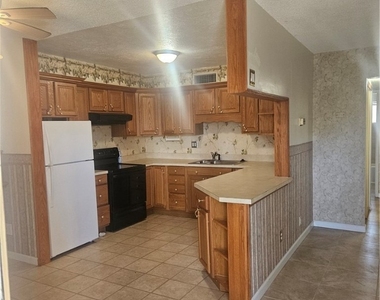 350 E Desert Inn Road - Photo Thumbnail 3