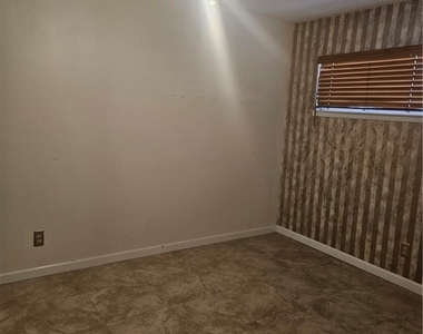 350 E Desert Inn Road - Photo Thumbnail 25