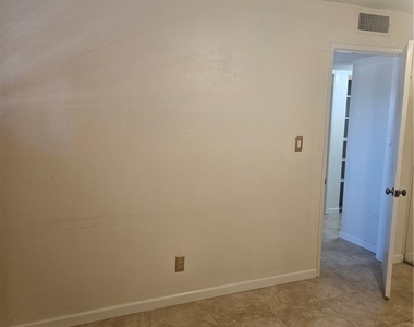 350 E Desert Inn Road - Photo Thumbnail 22