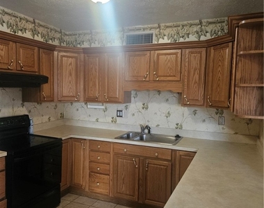 350 E Desert Inn Road - Photo Thumbnail 4