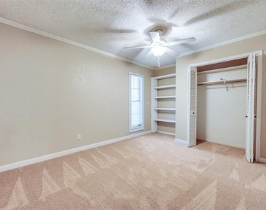 412 Hollyhill Lane - Photo Thumbnail 8