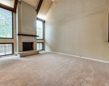 412 Hollyhill Lane - Photo Thumbnail 3