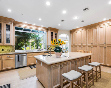 915 N Rexford Drive - Photo Thumbnail 17