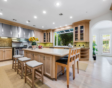 915 N Rexford Drive - Photo Thumbnail 15