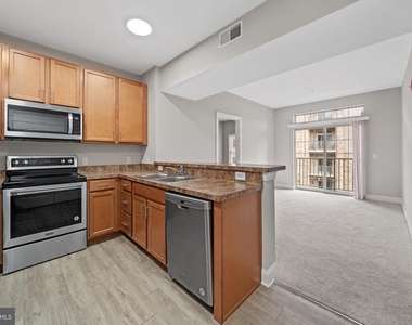 2000 Fountainview Circle - Photo Thumbnail 2