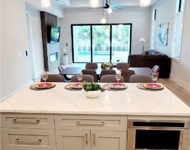 511 91st Avenue N - Photo Thumbnail 2