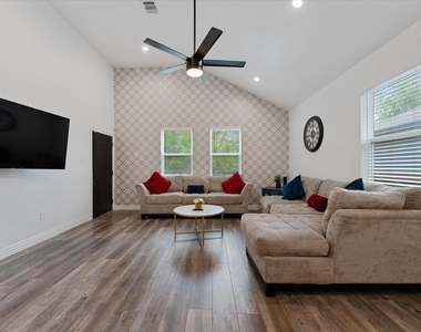 4547 Newberry Street - Photo Thumbnail 2