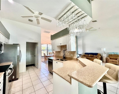 426 Nw 37th Place - Photo Thumbnail 10