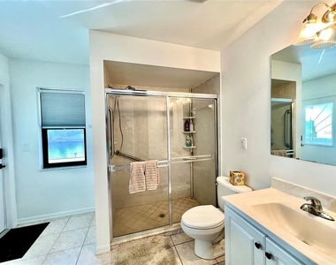 426 Nw 37th Place - Photo Thumbnail 31