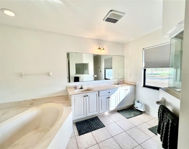 426 Nw 37th Place - Photo Thumbnail 25