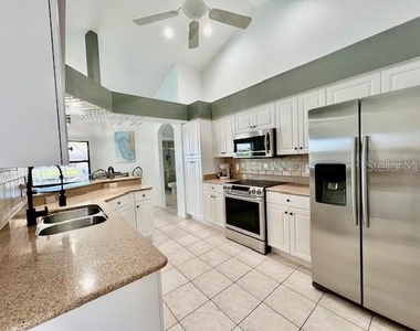 426 Nw 37th Place - Photo Thumbnail 9