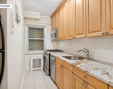 333 East 46th Street, - Photo Thumbnail 3