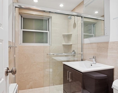 333 East 46th Street, - Photo Thumbnail 4