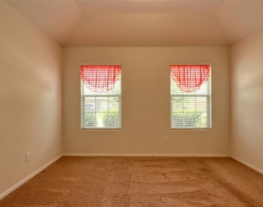 744 Walls Boulevard - Photo Thumbnail 13