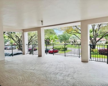 2900 N Palm Aire Drive - Photo Thumbnail 15