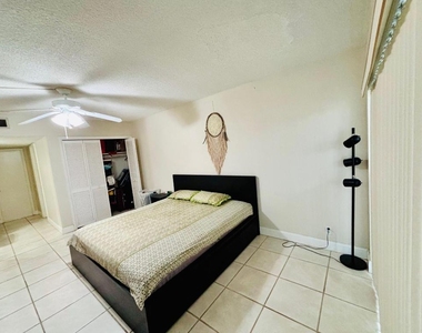2900 N Palm Aire Drive - Photo Thumbnail 7