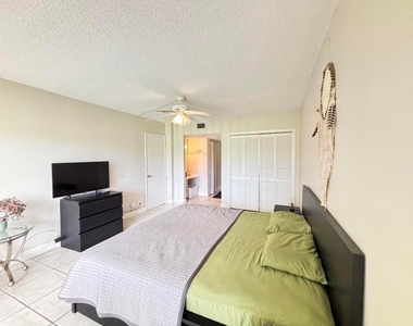 2900 N Palm Aire Drive - Photo Thumbnail 5