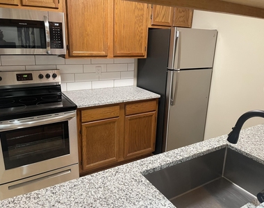 3005 Fernwood Avenue - Photo Thumbnail 12
