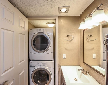10855 Meadowglen Lane - Photo Thumbnail 11
