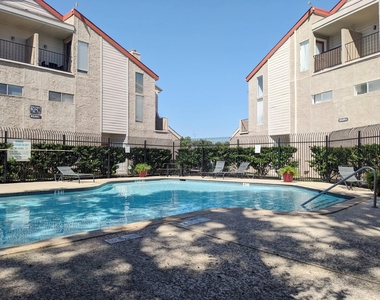 10855 Meadowglen Lane - Photo Thumbnail 14
