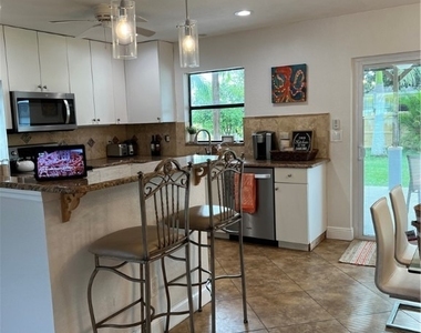 852 Ne 7th Place - Photo Thumbnail 10