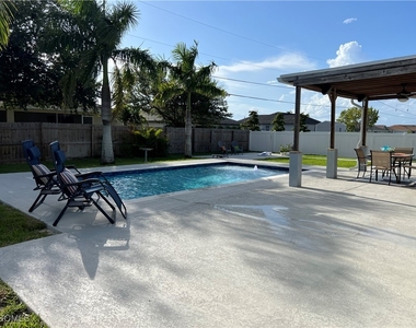 852 Ne 7th Place - Photo Thumbnail 4