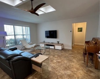 852 Ne 7th Place - Photo Thumbnail 7