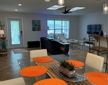 852 Ne 7th Place - Photo Thumbnail 9