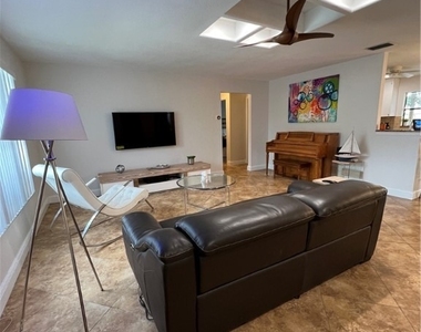 852 Ne 7th Place - Photo Thumbnail 8