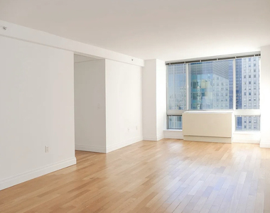 150 East 44th Street, Unit 18h - Photo Thumbnail 1