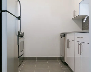 150 East 44th Street, Unit 18h - Photo Thumbnail 3