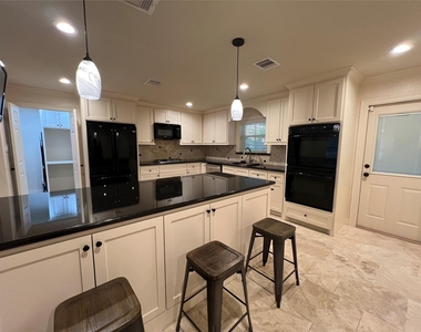 1014 Roxella Street - Photo Thumbnail 7