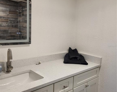 4650 Cove Circle - Photo Thumbnail 9